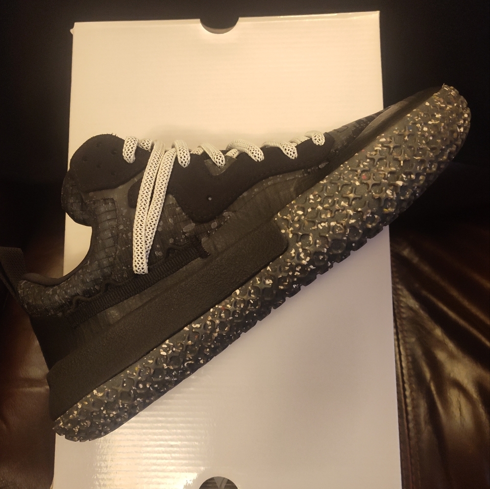 Sneakers - Picture 2 of 7